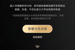 ?东契奇赛后收到NFL巨星马霍姆斯的签名球衣 并与其合影留念